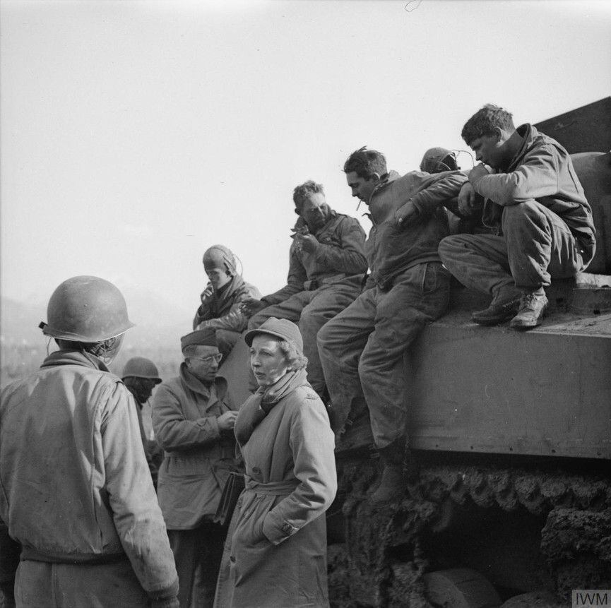 Gellhorn había cubierto previamente la guerra en Italia y esta fotografía la muestra con tropas en Cassino en febrero de 1944 (Imperial War Museum)