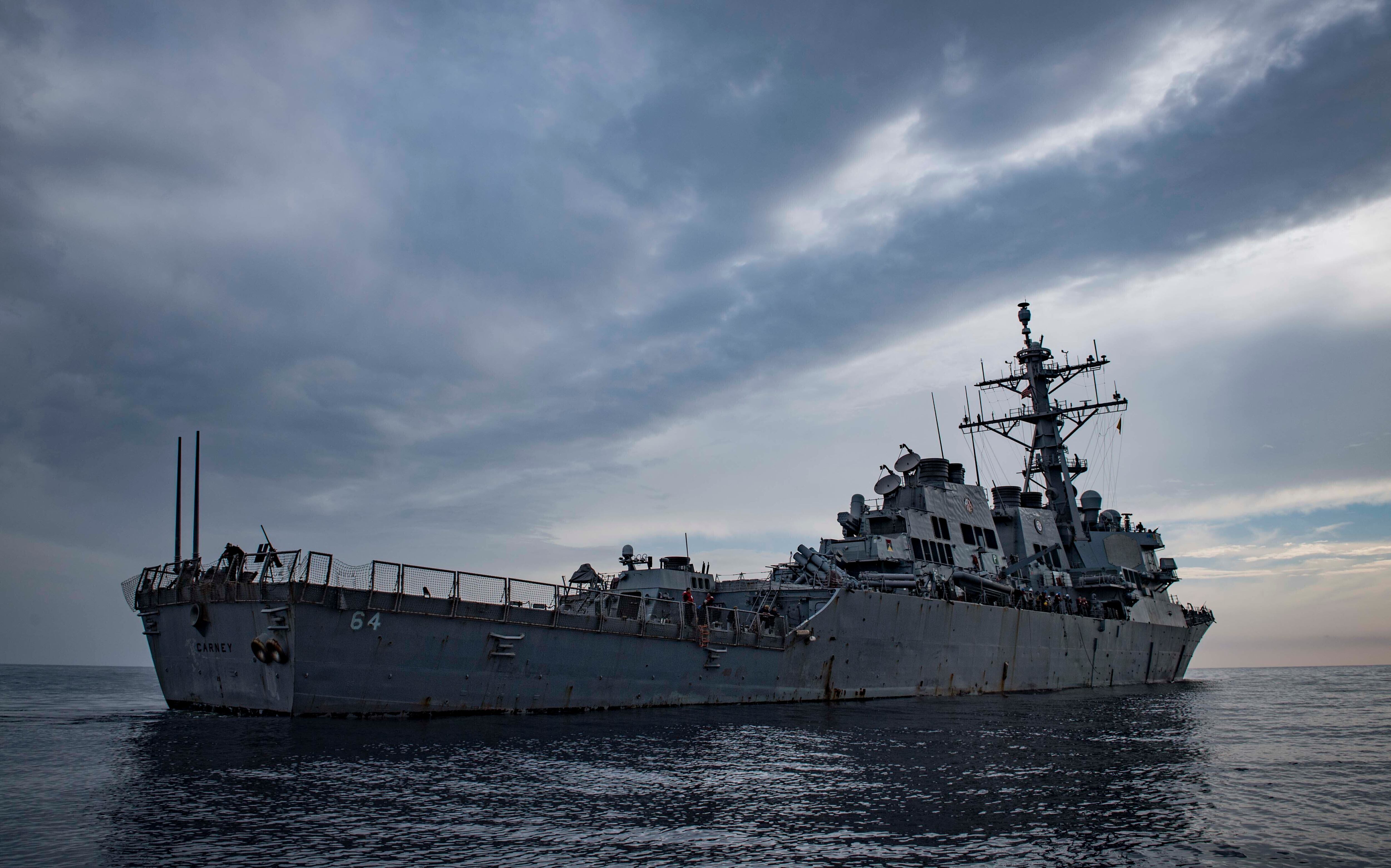 Esta imagen proporcionada por la Armada de Estados Unidos muestra al USS Carney en el mar Mediterráneo el 23 de octubre de 2018 (AP)