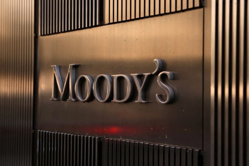 FOTO DE ARCHIVO: Un logo de Moody's Corporation en su sede en Manhattan, Nueva York, Estados Unidos