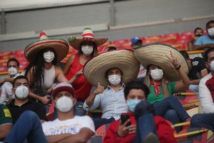 Algunas personas pudieron estar presentes en el Estadio Jalisco durante el encuentro (Foto: Henry Romero/REUTERS)