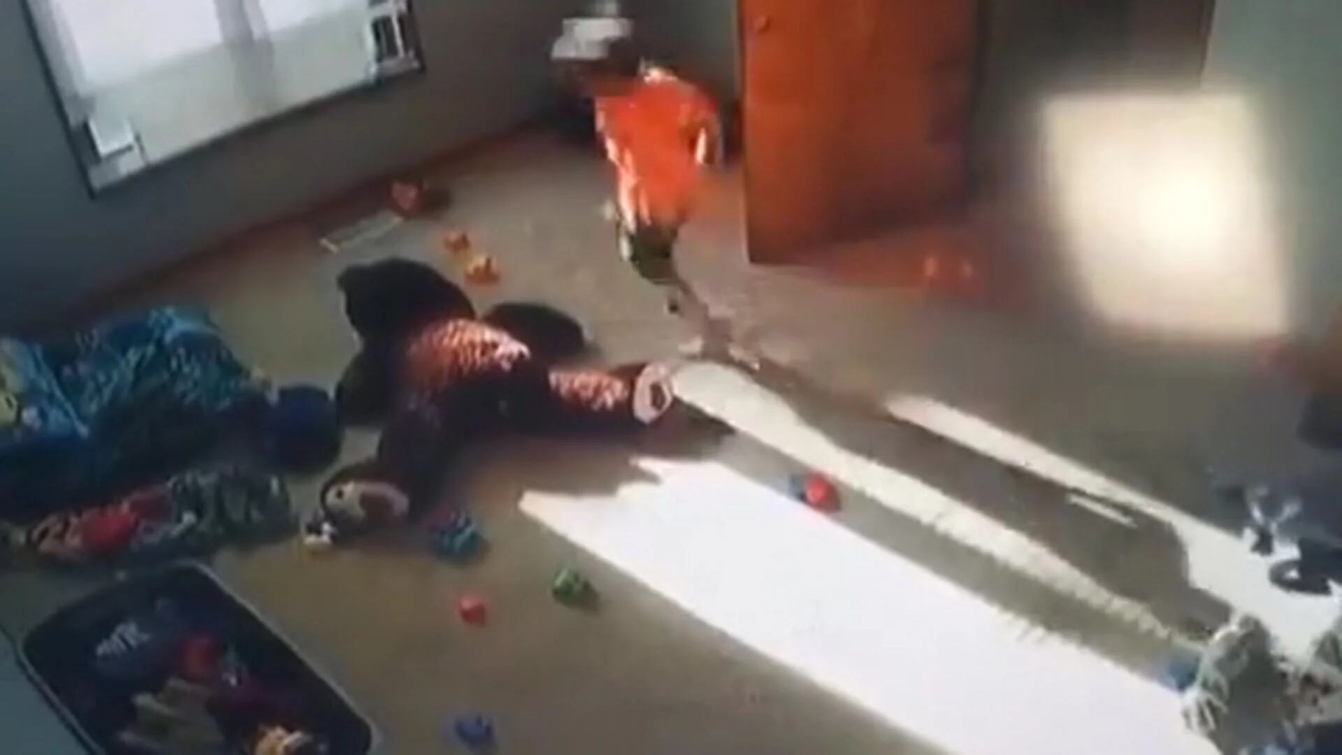 Cámara de videovigilancia capta a un hombre maltratando a su perro por la  Casa Wilcox