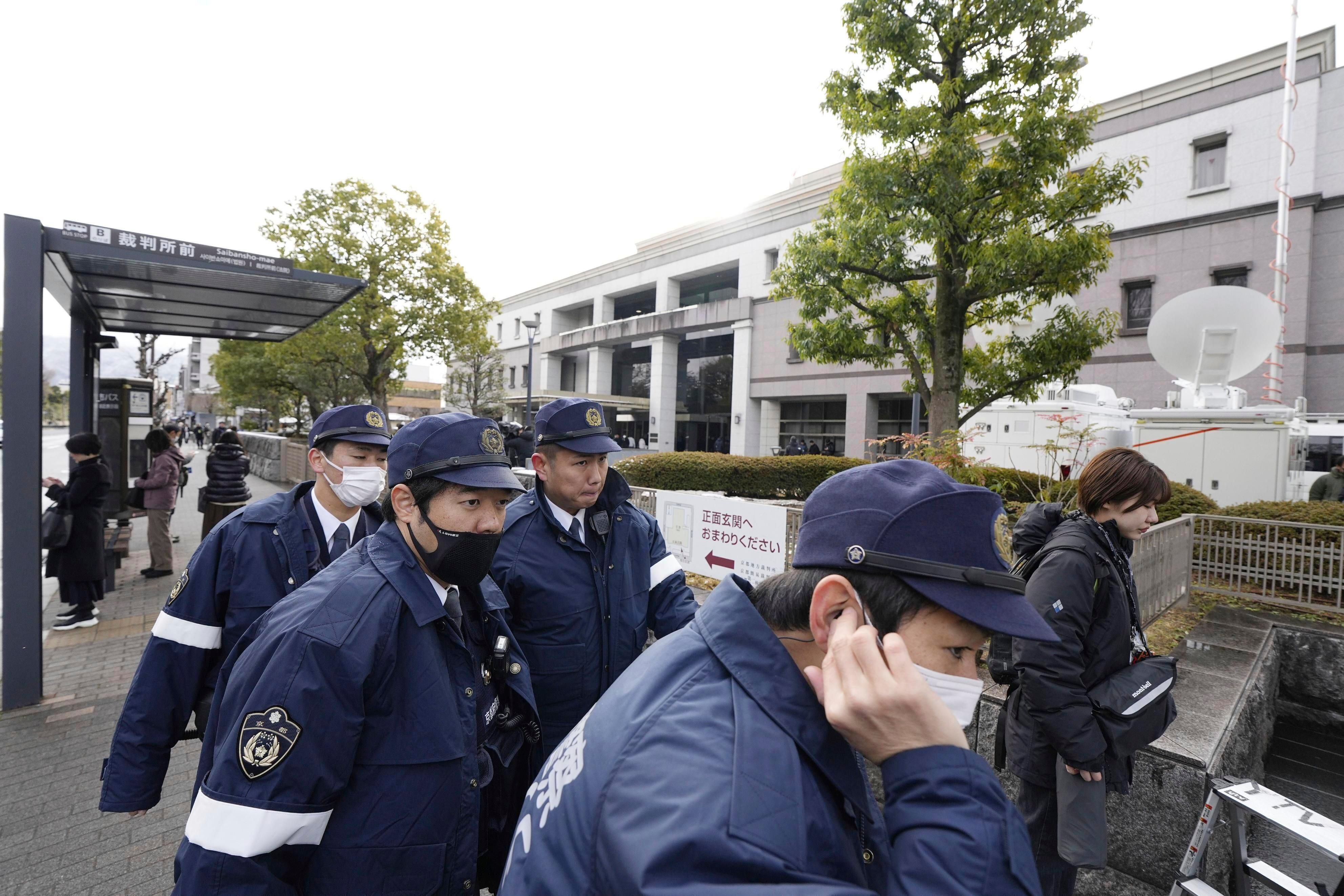 Policías fuera de la Corte de Distrito de Kioto antes de la sentencia (Miki Matsuzaki/Kyodo News via AP)