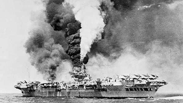 Un portaaviones ardiendo luego de un ataque kamikaze