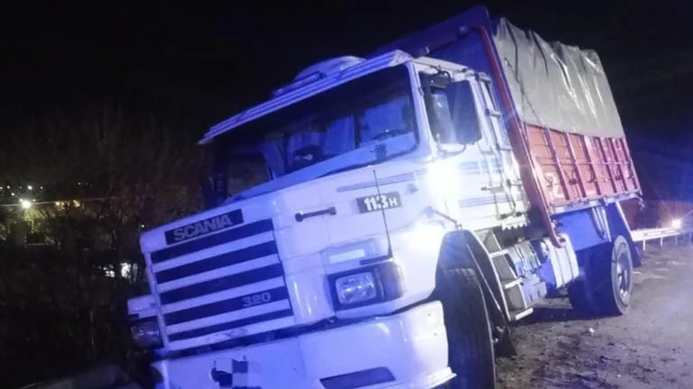Volcó un camión que transportaba 30 mil kilos de azúcar y los vecinos lo saquearon
