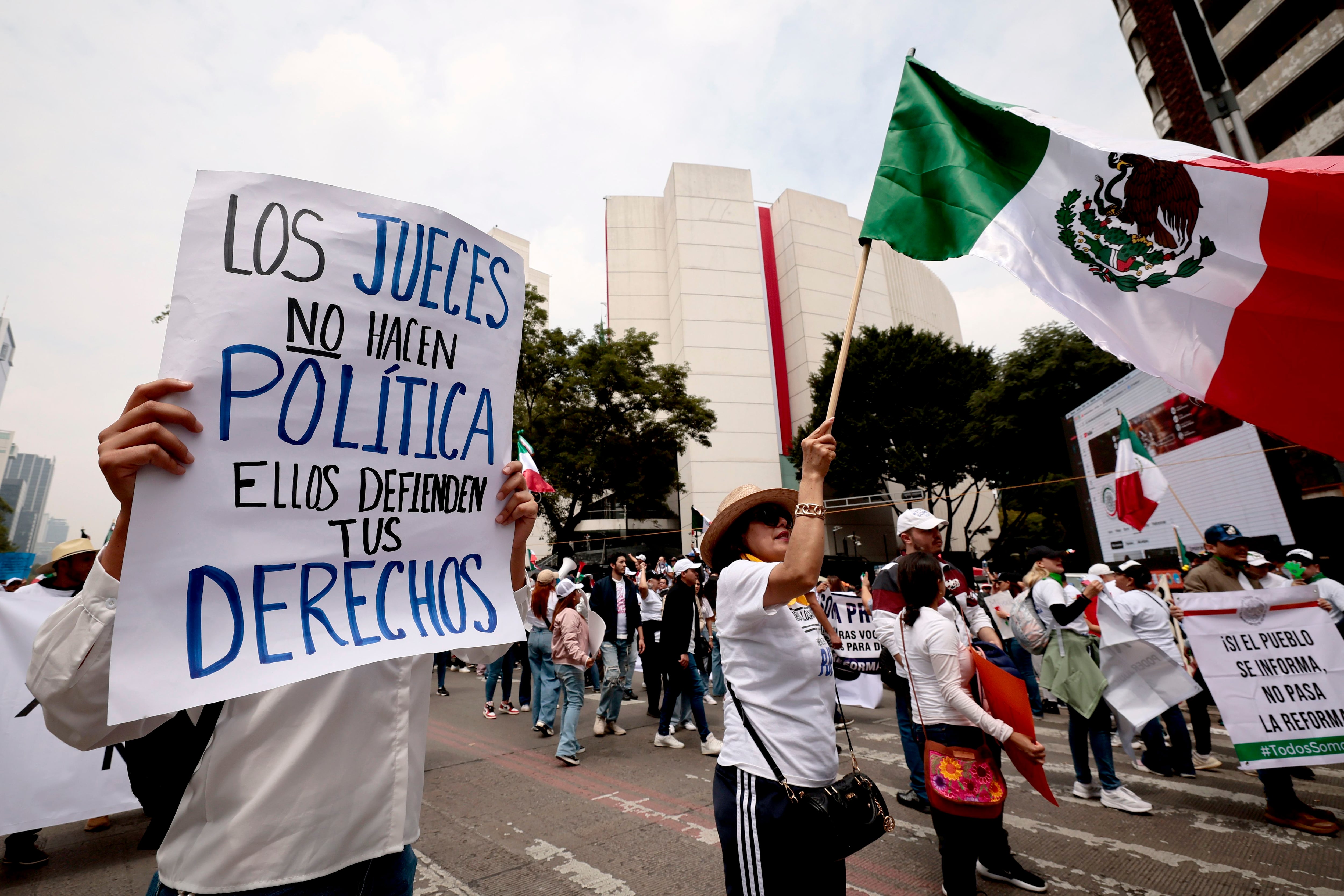 Personas protestan ante la Cámara de Senadores para mostrarse en contra de la reforma judicial, el 10 de septiembre de 2024, en Ciudad de México (México). EFE/José Méndez 