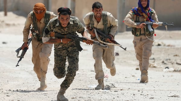 Milicias kurdas y árabes en los combates calle por calle (Reuters)