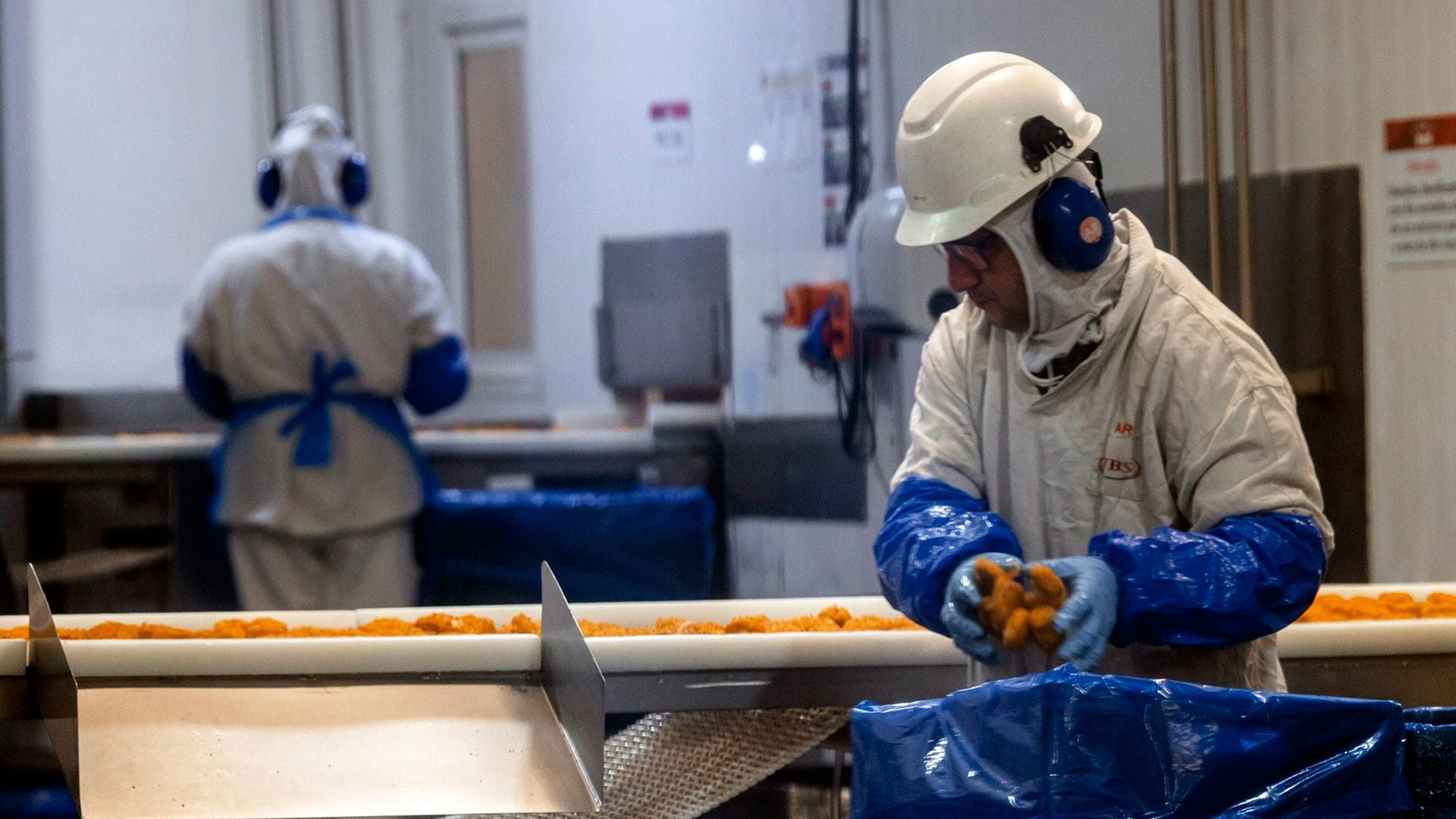 Los empleados de la fábrica de JBS en Montenegro trabajan turnos de casi siete horas y media y de ocho horas y media (Bloomberg)