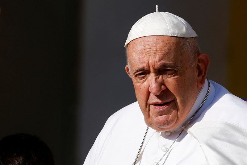 El papa Francisco observa mientras celebra la audiencia general semanal en la Plaza de San Pedro del Vaticano (imagen de archivo)