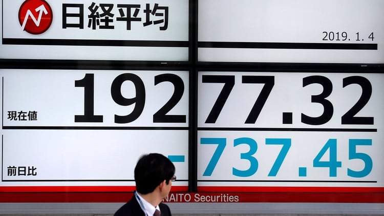 Un hombre observa una pantalla con información del índice Nikkei de la bolsa de Tokio (Japón) hoy, viernes 4 de enero de 2019 (EFE)
