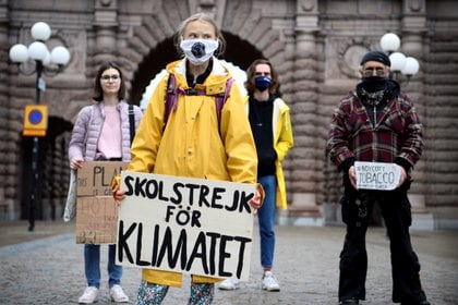 La activista sueca Greta Thunberg protesta frente al parlamanto en Estocolmo Jessica Gow /TT News Agency/via REUTERS
