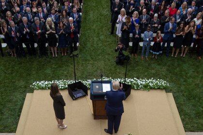 El incidente en el que Trump nominó a Amy Coney Barrett para la Corte Suprema y se considera un evento de gran propagación de COVID-19.  Foto: REUTERS / Carlos Barria