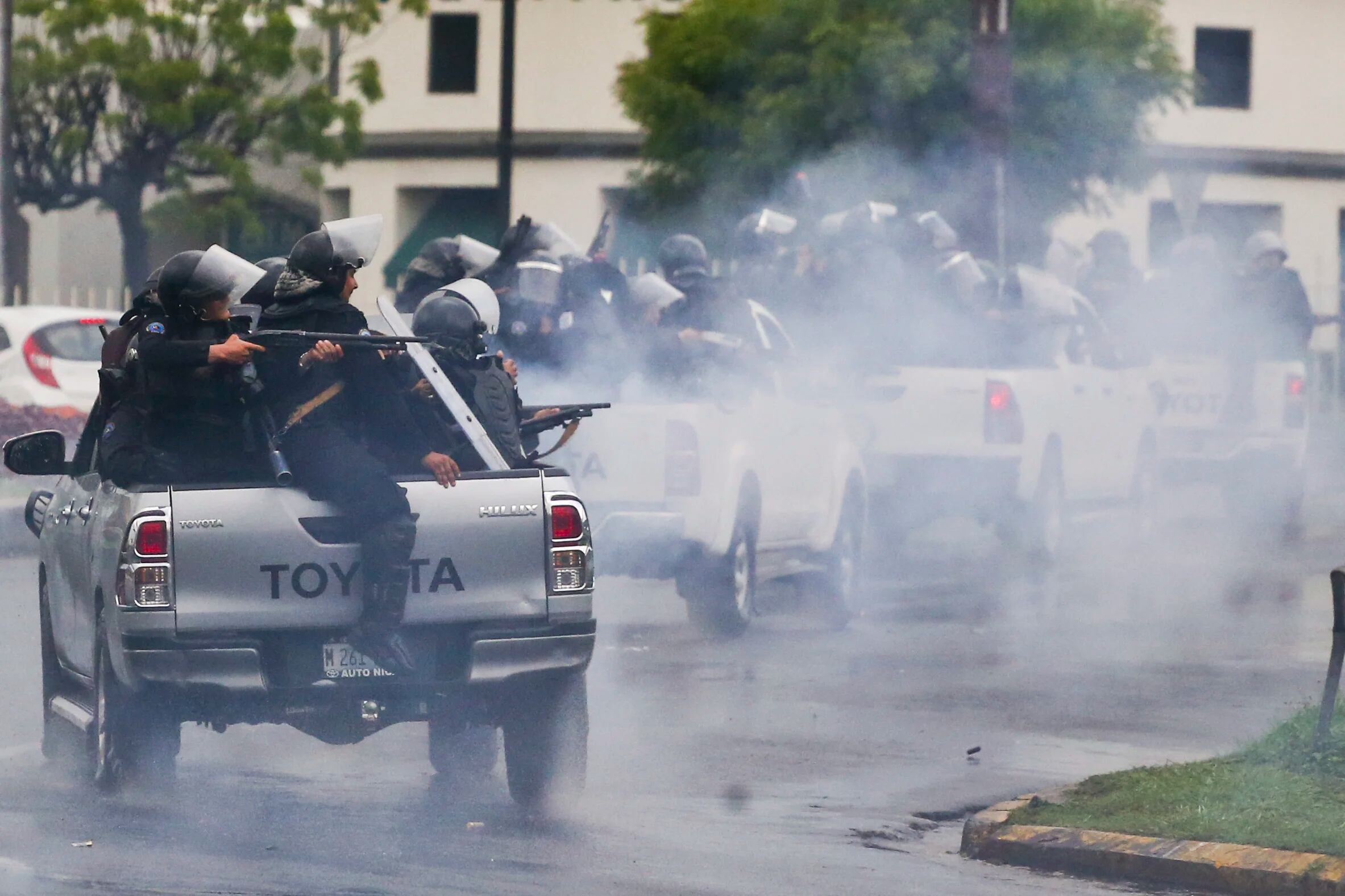 La propuesta establece que “el personal policial que abandone el servicio, lo que se considera deserción, incurriendo en un perjuicio grave a la seguridad ciudadana, será sancionado con una pena de dos a tres años de prisión”.