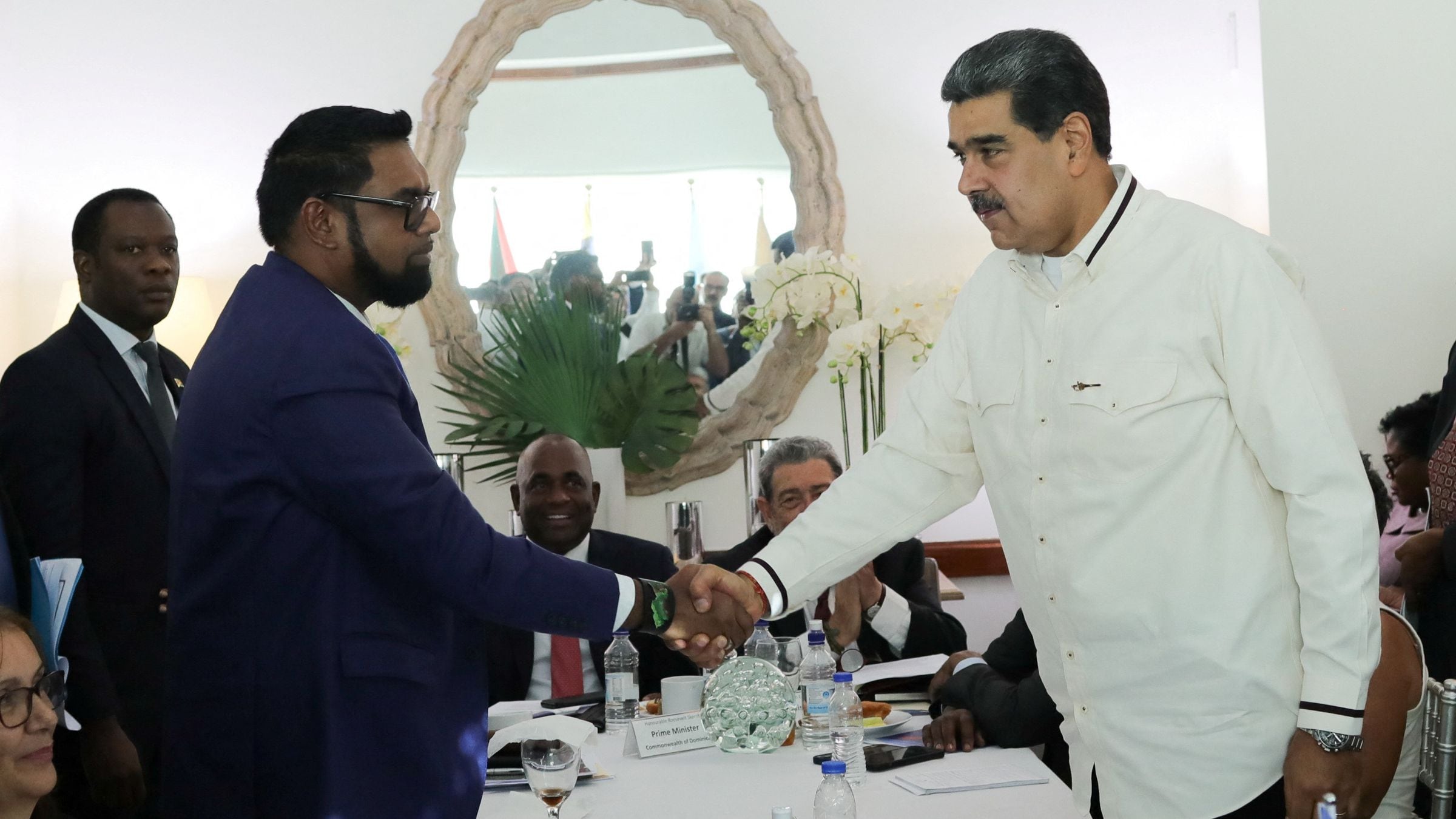 Revelaron las graves consecuencias para Venezuela por el encuentro entre Nicolás  Maduro e Irfaan Alí - Infobae