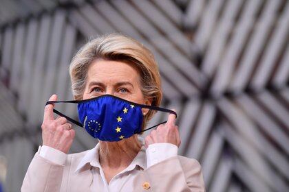 Ursula von der Leyen, presidenta del la Comisión Europea, organismo que había anteriormente dado su autorización a la vacuna de Pfizer (Reuters/File Photo)
