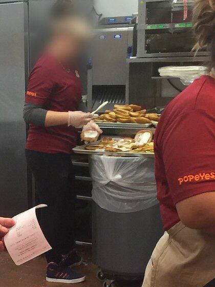 Escandalo En Una Famosa Cadena De Comida Rapida Lo Sorprendieron Preparando Las Hamburguesas Sobre Un Bote De Basura Infobae