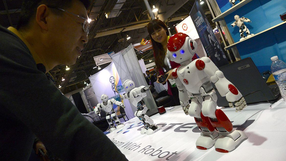Robot modelo UBTECH Alpha II expuesto en la Feria Electrónica de consumo CES para los más chicos ( EFE )