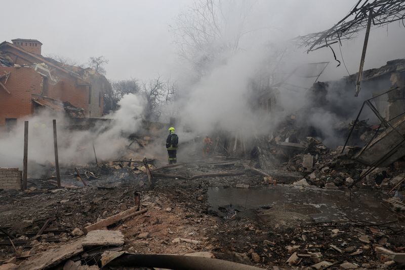 FOTO DE ARCHIVO. Un rescatista se encuentra en una zona residencial afectada por uno de los ataques con misiles perpetrados anteriormente en marzo por Rusia en Odesa, Ucrania. 15 de marzo 2024. REUTERS/Stringer