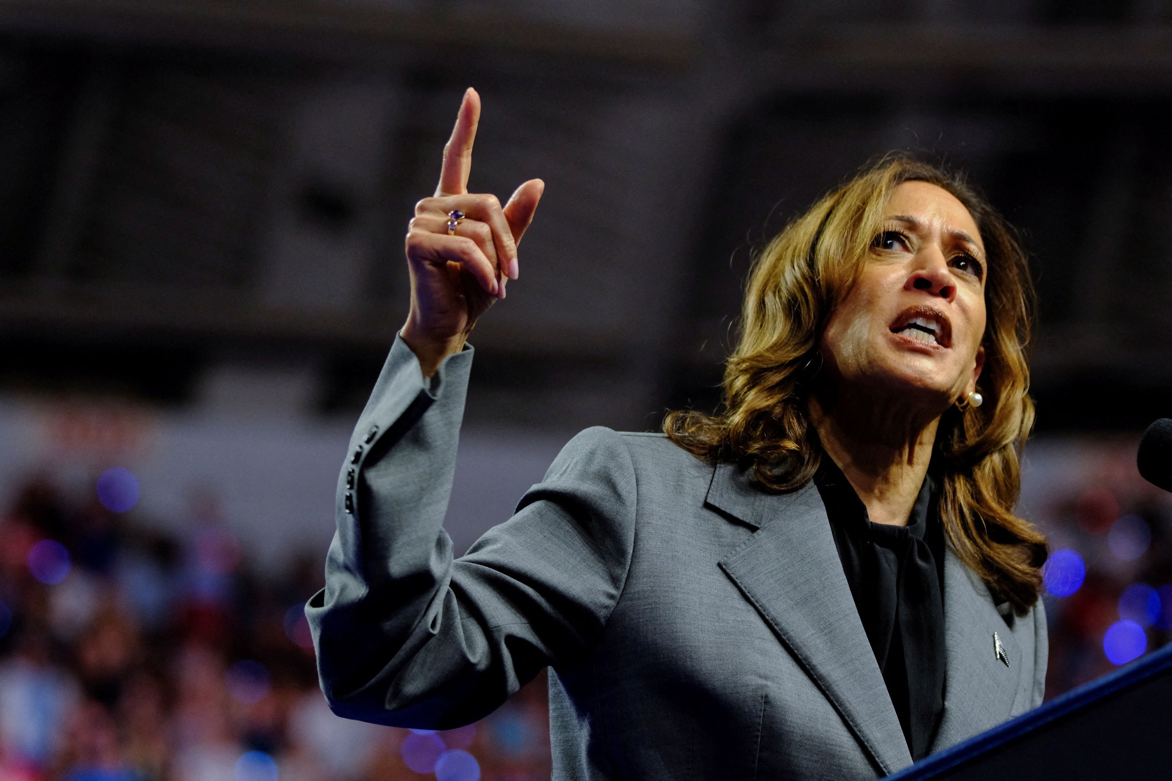 La candidata presidencial demócrata y vicepresidenta de Estados Unidos, Kamala Harris, hace un gesto mientras habla durante un evento de campaña en Madison, Wisconsin, Estados Unidos, el 20 de septiembre de 2024. REUTERS/Jim Vondruska/Foto de archivo