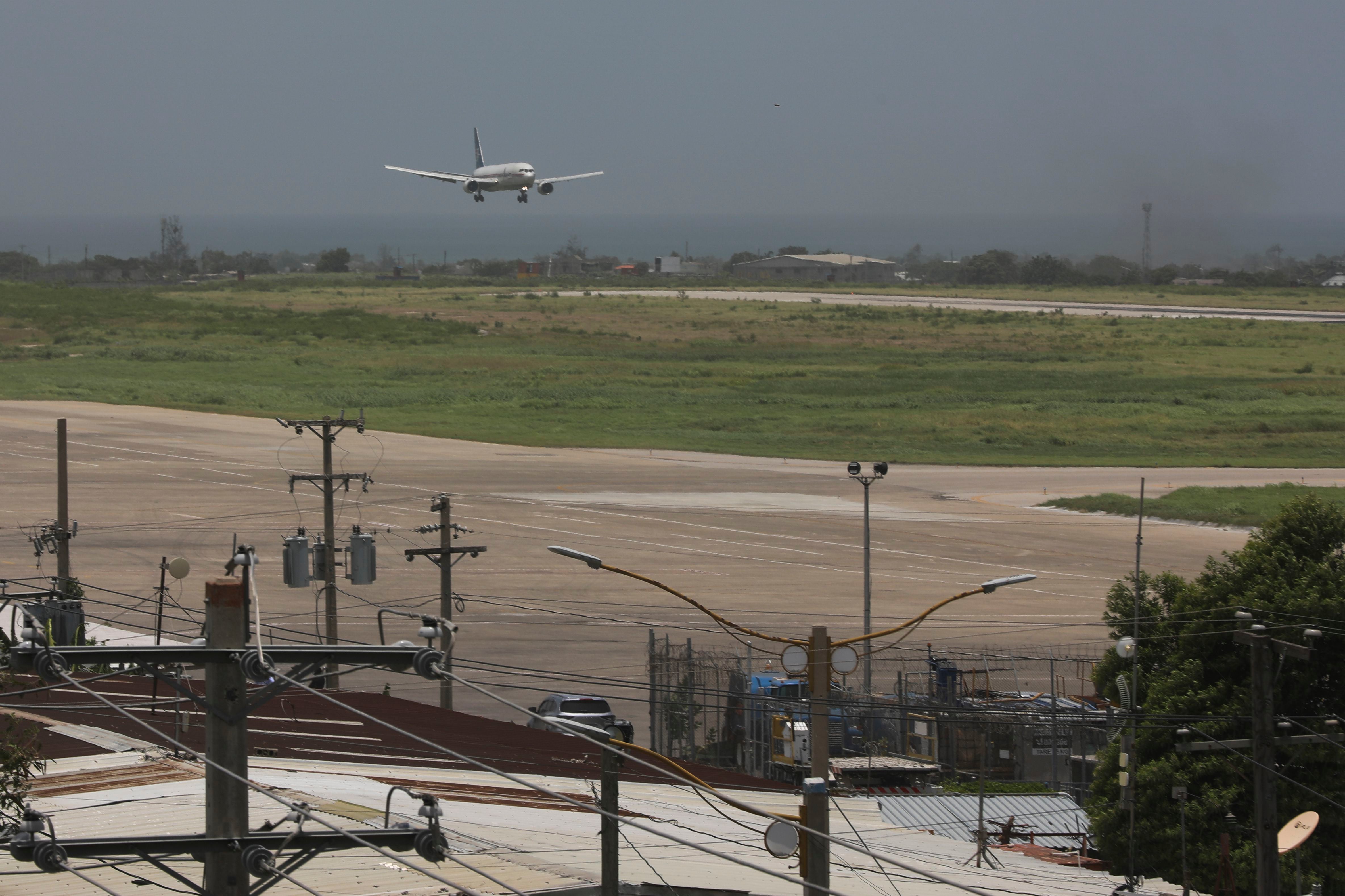 Un avión aterriza en el Aeropuerto Toussaint Louverture de Puerto Príncipe (Foto AP/Odelyn Joseph)