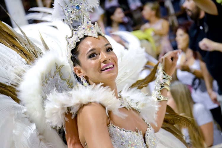 Plumas blancas de la comparsa Ará Yeví (Prensa Carnaval del País – Sebastián Motefinale)