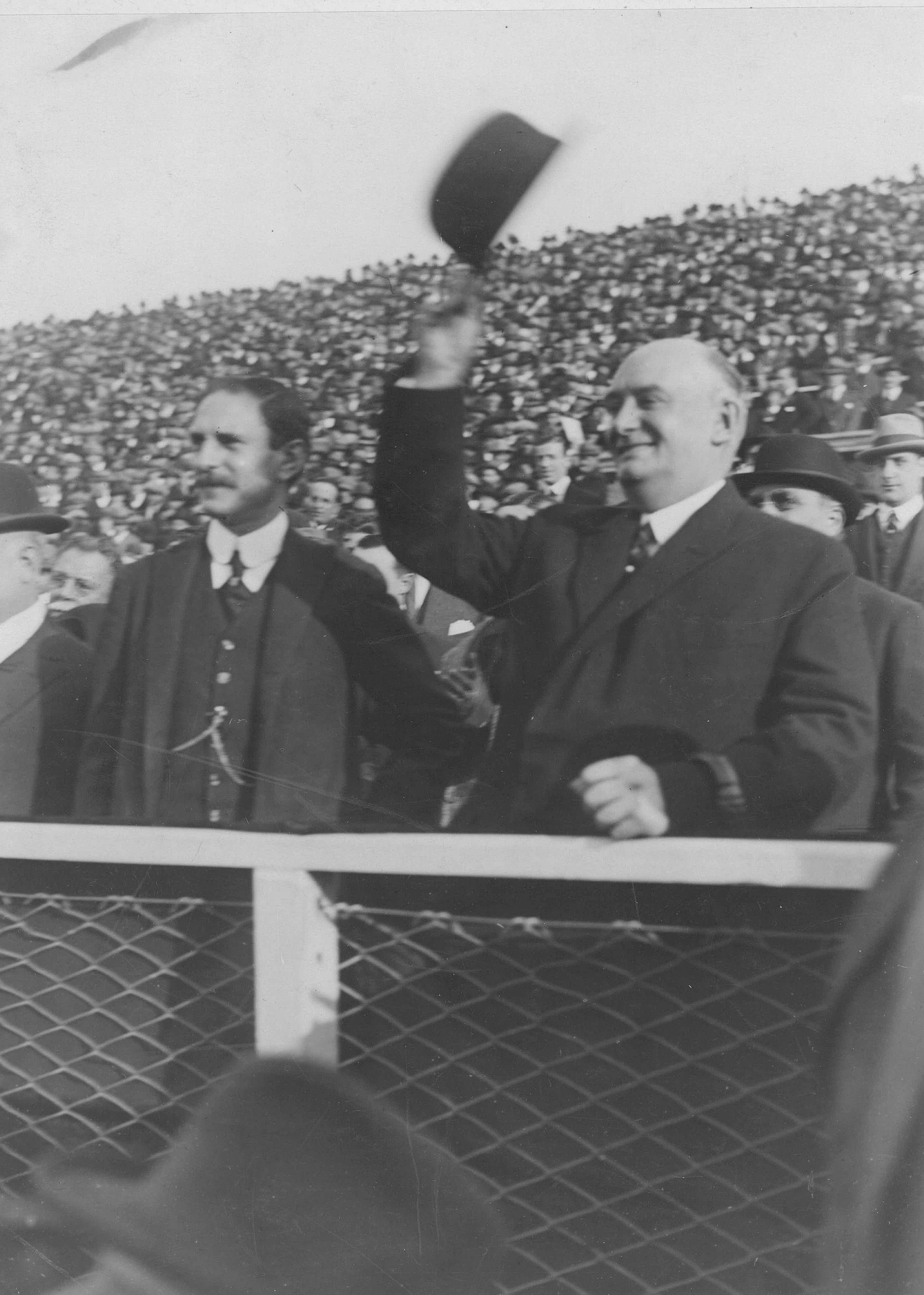 ABV, presidente de la AAA y el presidente argentino, MTdeA, presencian el partido disputado entre escoceses y Asociación Amateurs. 1923. AGN 37163_A