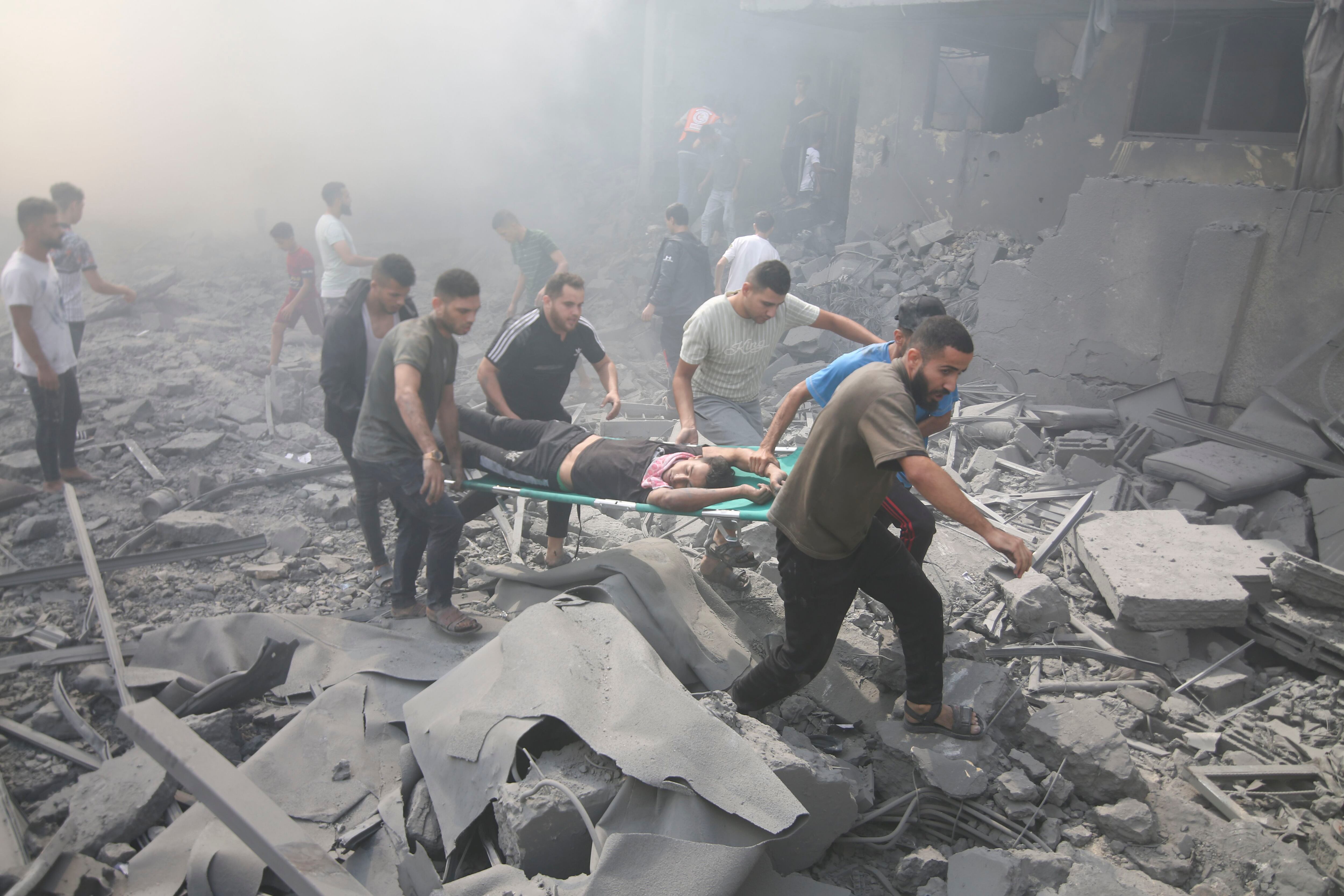 Palestinos evacúan a rehenes tras un bombardeo israelí en el campamento de refugiados de Rafah, en el sur de la Franja de Gaza. (AP Foto/Hatem Ali)