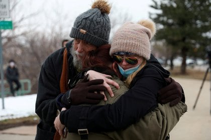 Sarah Moonshadow es consolada por David y Maggie Prowell después de permanecer dentro de la tienda de comestibles King Soopers durante el tiroteo en Boulder, Colorado (Reuters)