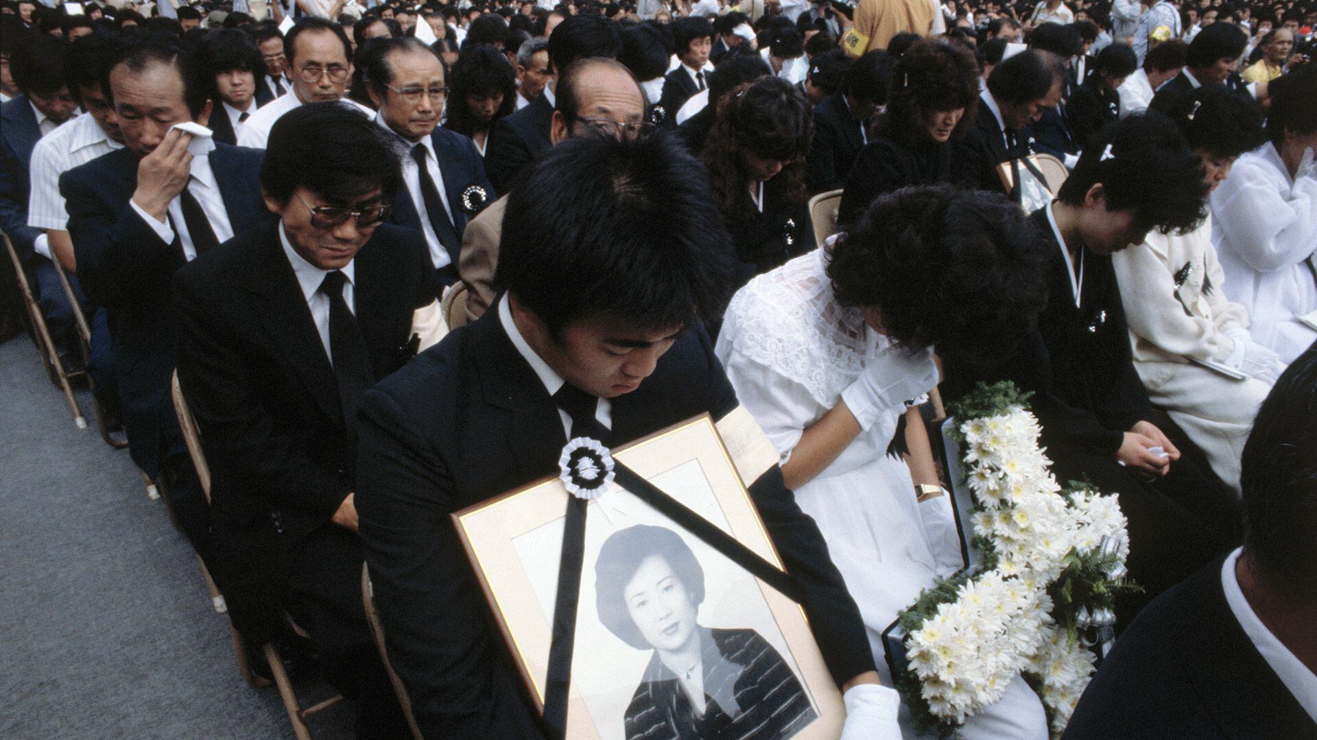 En el ataque aéreo murieron 105 coreanos, 61 estadounidenses, 28 japoneses, 22 taiwaneses, 15 filipinos, 14 chinos, 10 canadienses, 6 tailandeses, 4 australianos, un sueco, un sueco, un hindú, un vietnamita y un malayo (Corvis vía Getty Images)