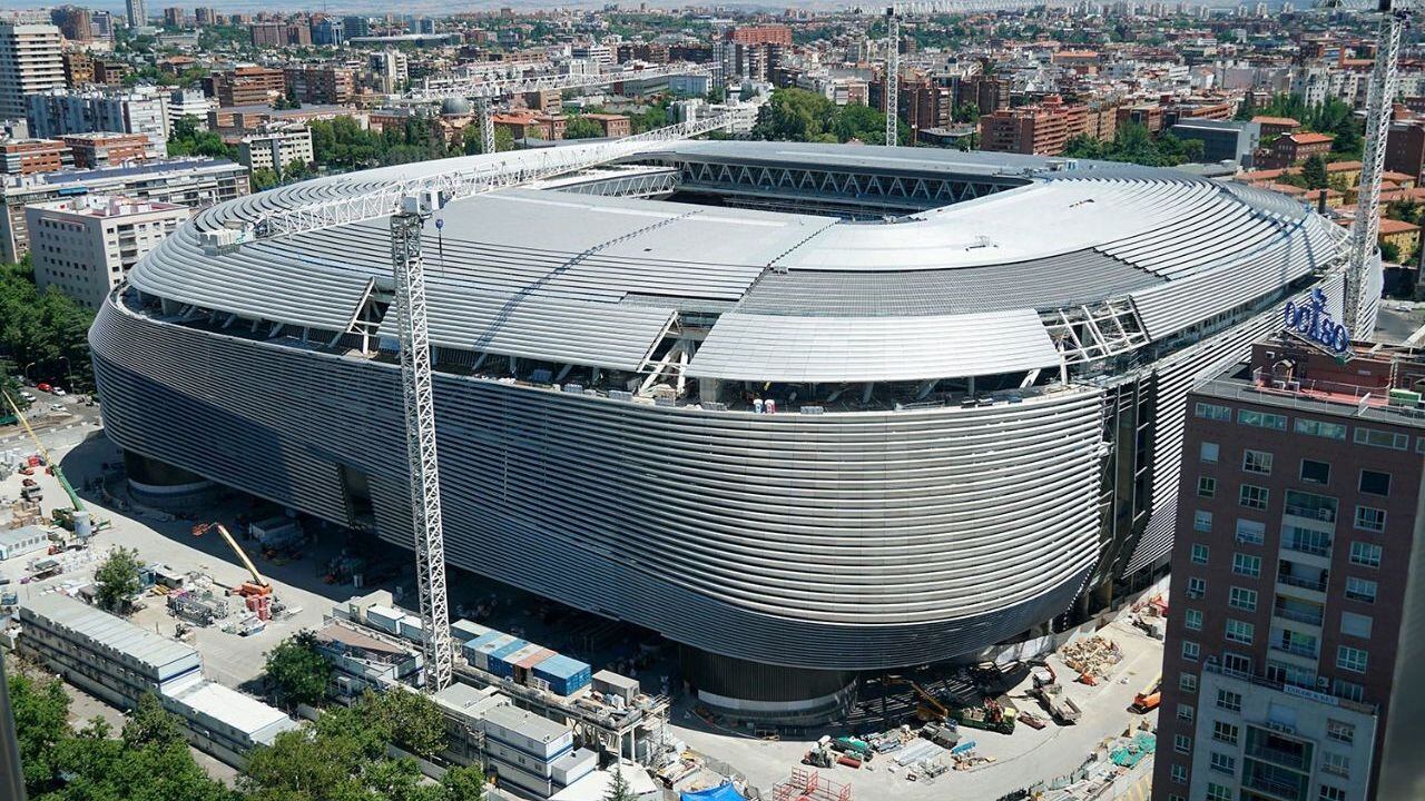 Exterior del Santiago Bernabéu en una imagen tomada en el verano de 2023. REAL MADRID