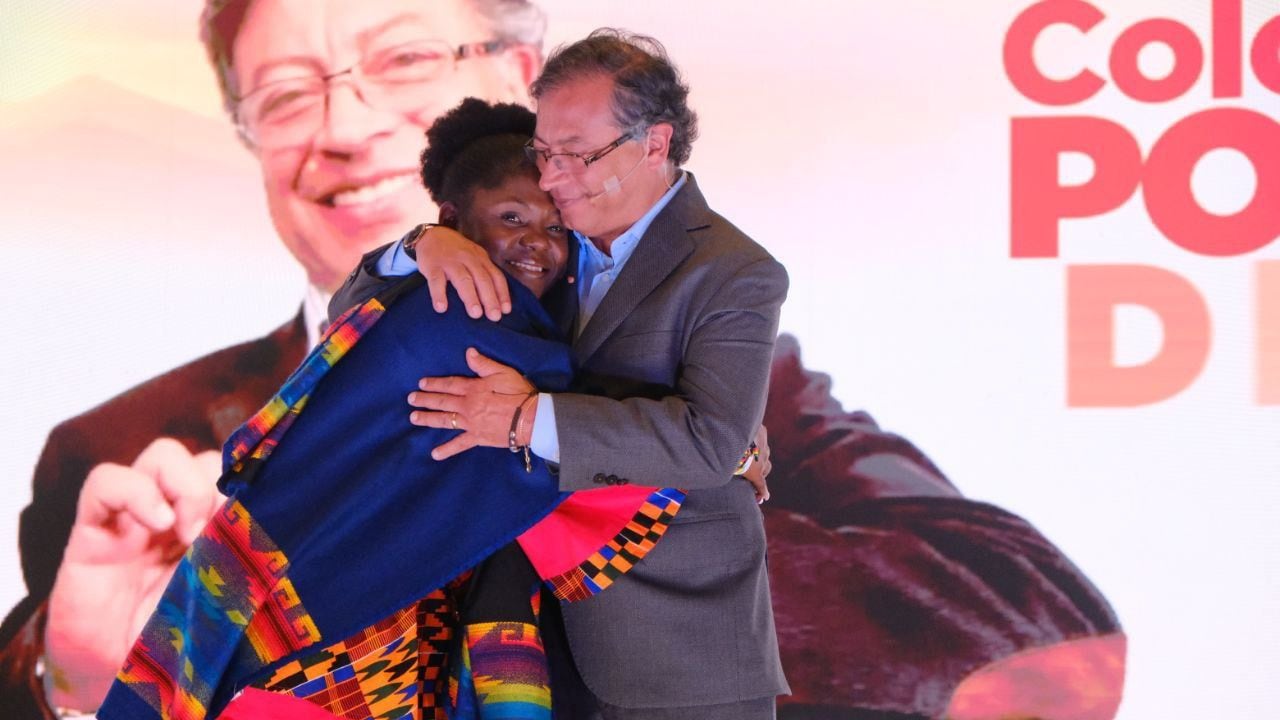 Il candidato alla presidenza Gustavo Petro e il candidato alla vicepresidenza, Francia Márquez, durante l'evento ufficiale della campagna elettorale a Bogotà. Foto: campagna Petro.