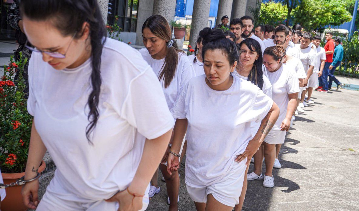 Vestidos totalmente de blanco y en pantalón corto, hombres y mujeres colombianas están recluidas en una prisión de El Salvador. Twitter @FGR_SV