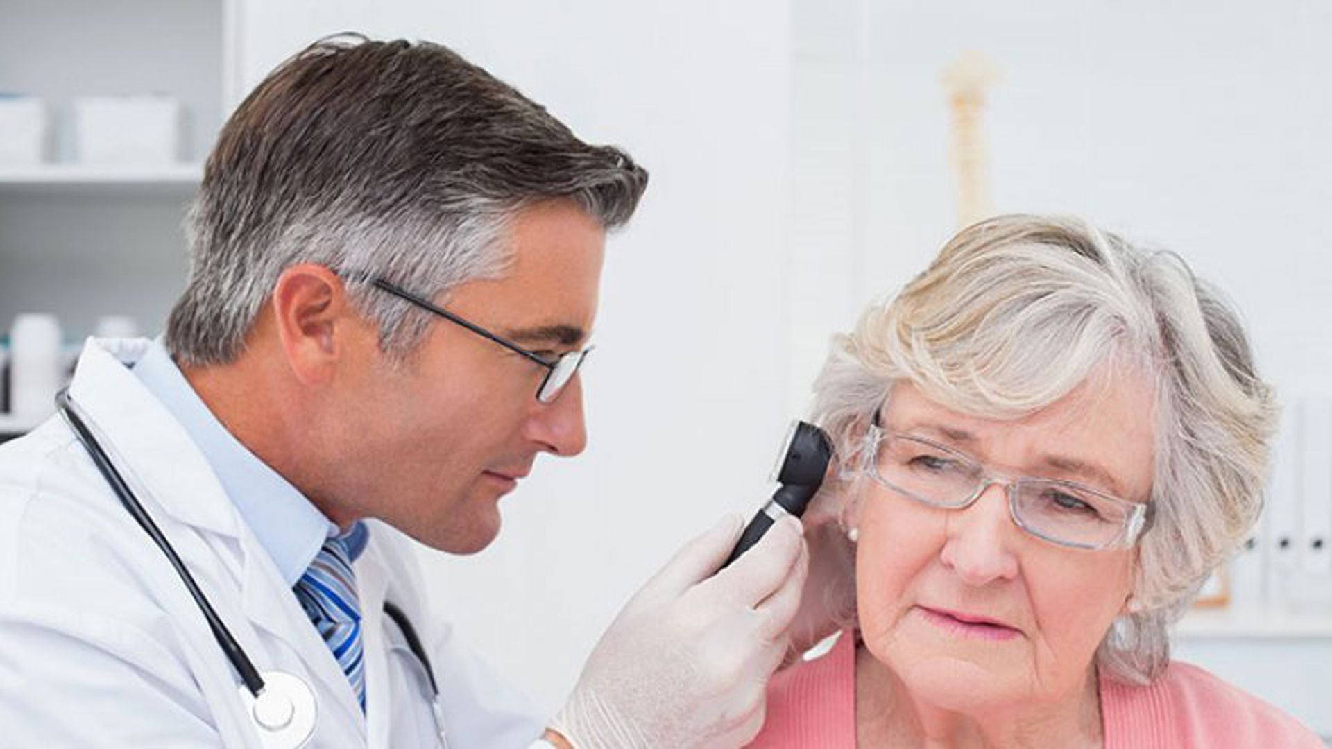 Una de cada cinco personas mayores de 60 años sufre una alteración auditiva, según la OMS (iStock)