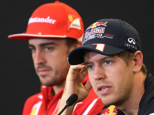 Sebastian Vettel, con Fernando Alonso de fondo, en una rueda de prensa (AP)