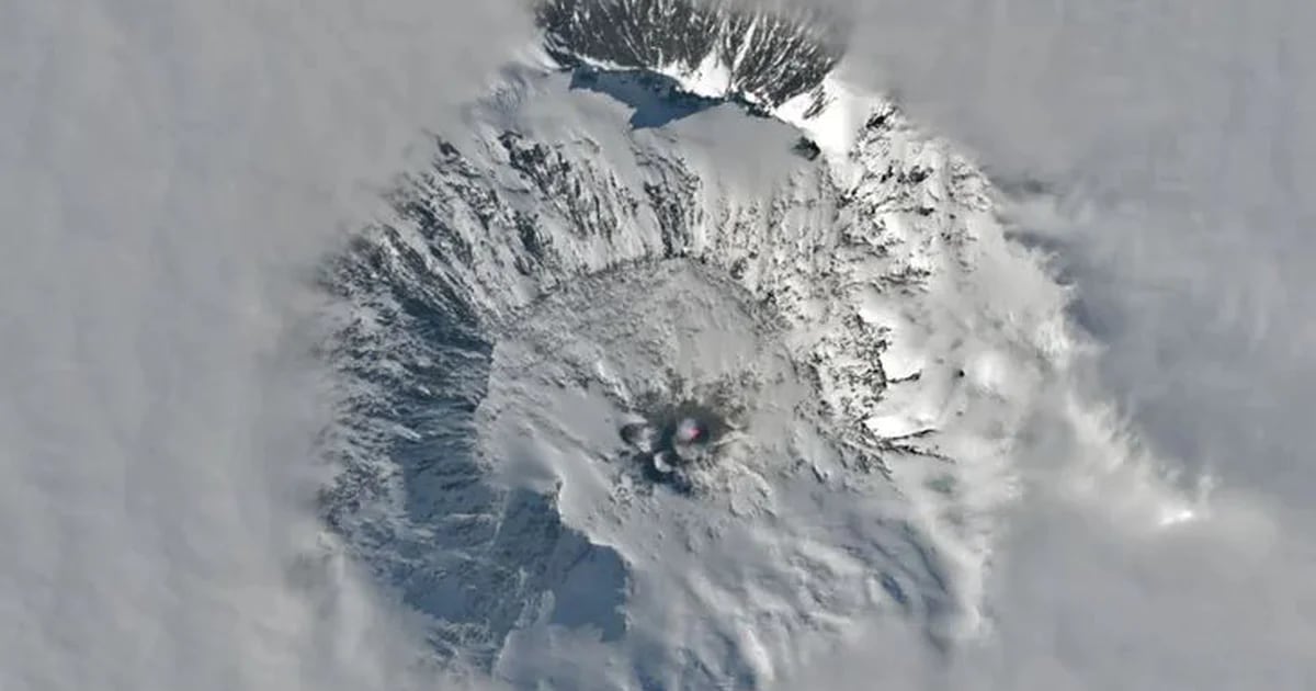 Il segreto del vulcano che sprigiona polvere d'oro: dove si trova e perché avviene questo fenomeno