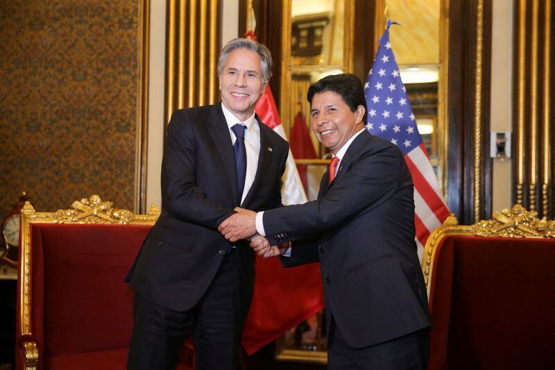 El presidente de Perú, Pedro Castillo, le da la mano al secretario de Estado de Estados Unidos, Antony Blinken, durante una reunión privada en Lima, Perú, el 6 de octubre de 2022. Foto: Reuters