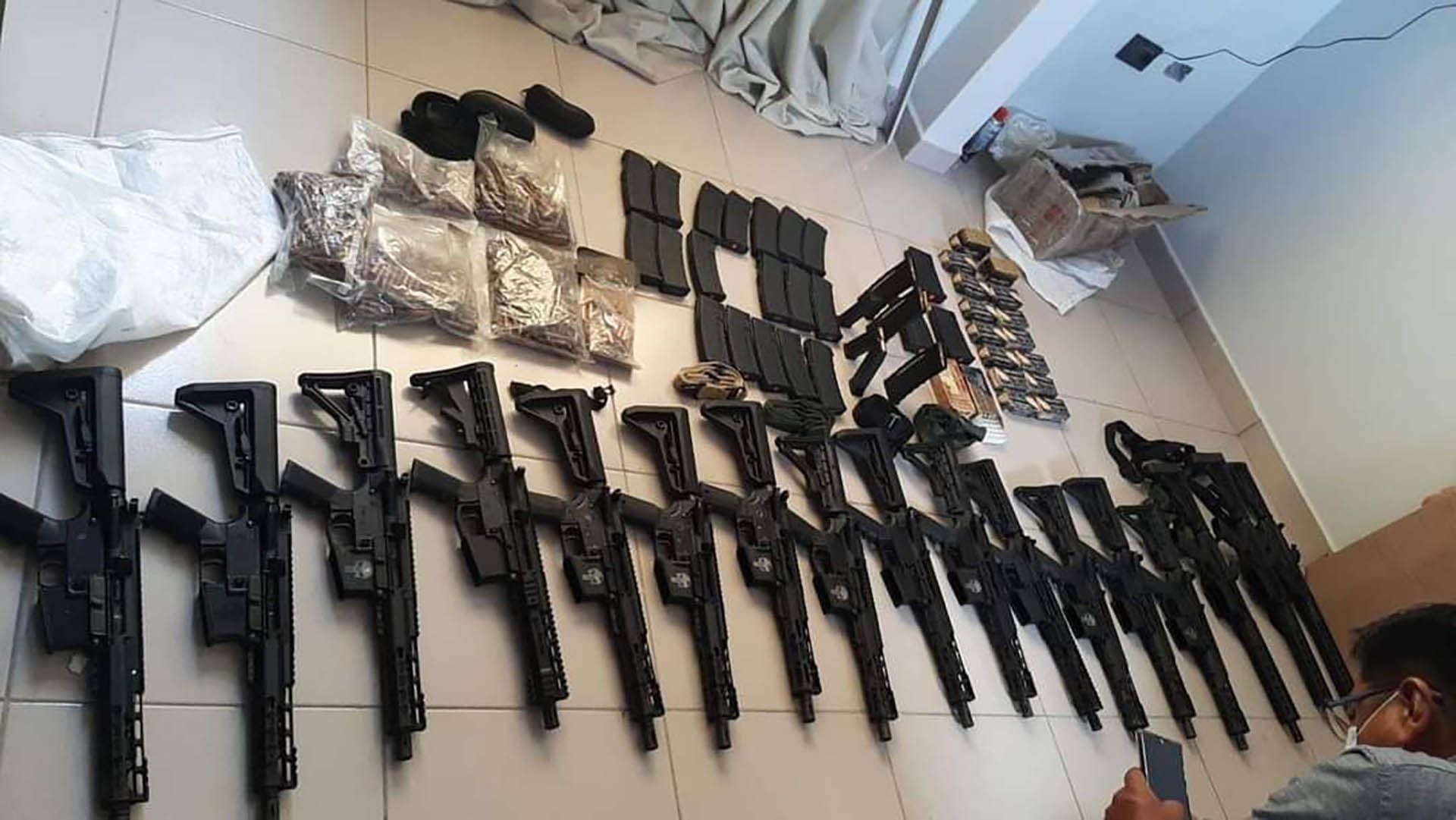 En los allanamientos en la casa de Marset se encontraron 17 fusiles, una pistola, 1.915 municiones, 28 cargadores para diversos tipos de armas, cuatro chalecos antibalas, una motocicleta, 31 vehículos, cuatro cuadratrak, un terix (Twitter: ministro Eduardo del Castillo).