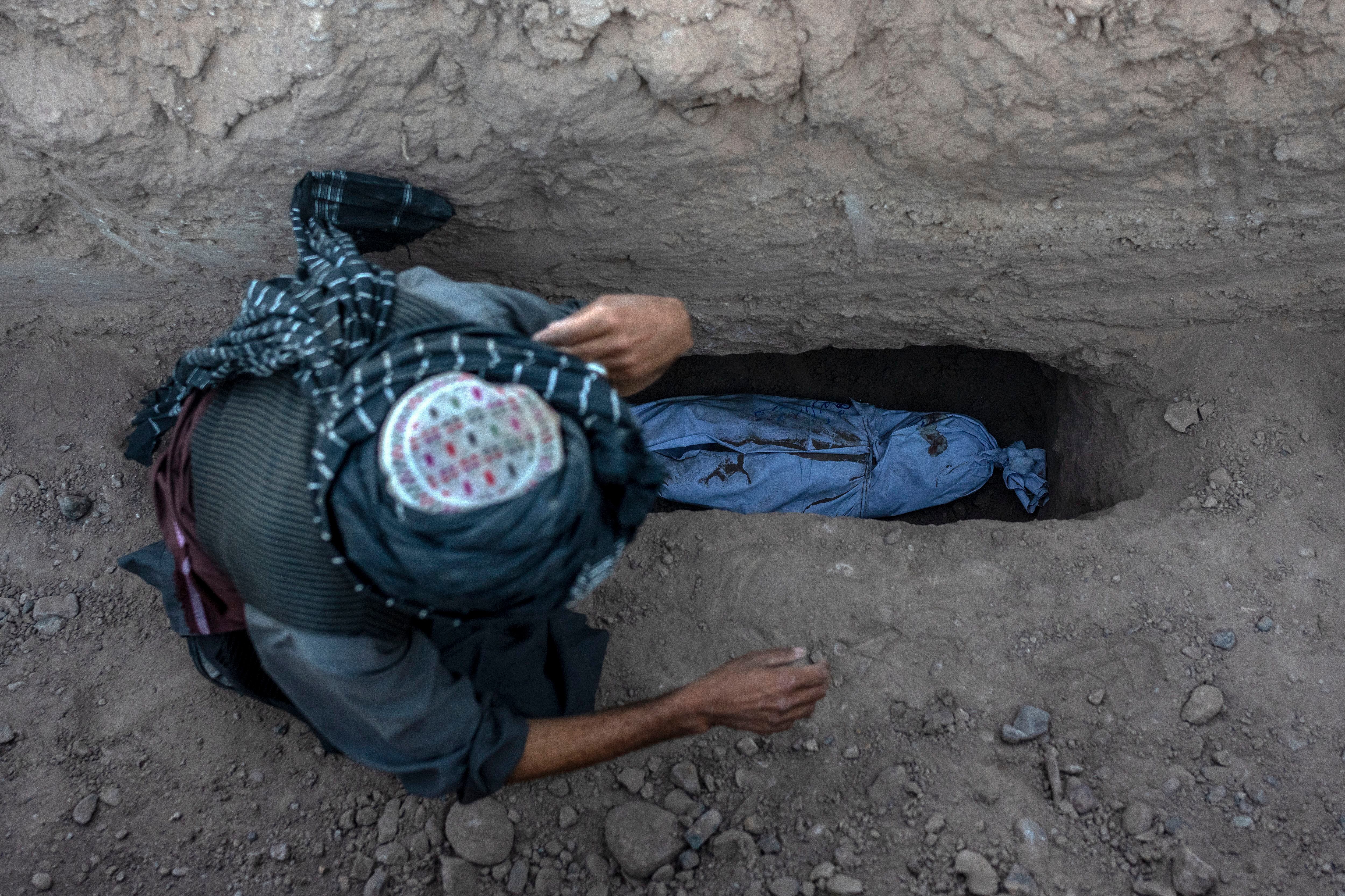 El epicentro se produjo a unos 40 kilómetros (25 millas) al noroeste de la ciudad de Herat, la capital provincial.  (AP Foto/Ebrahim Noroozi)