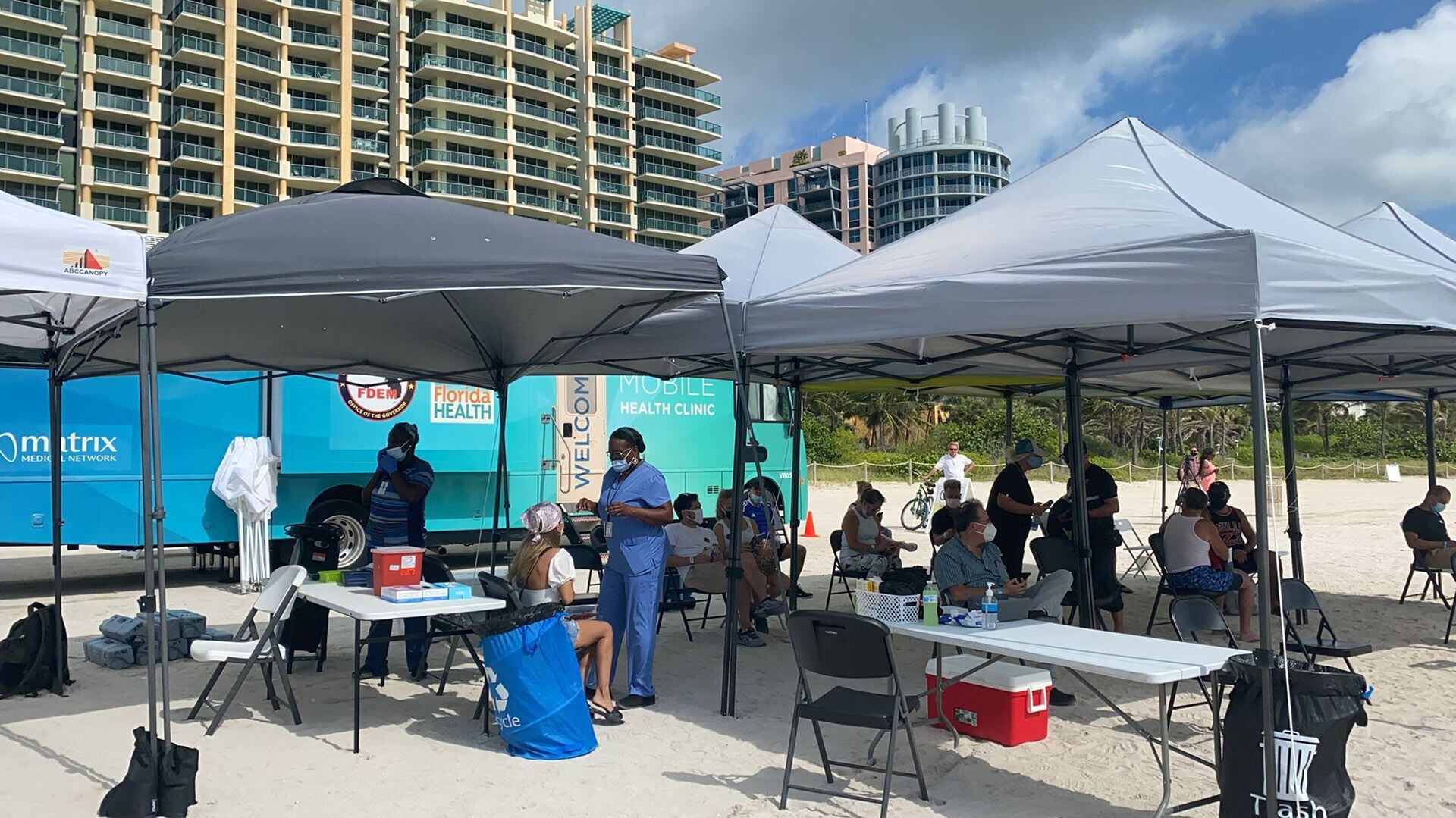 Vacunación en la playa de Miami Beach