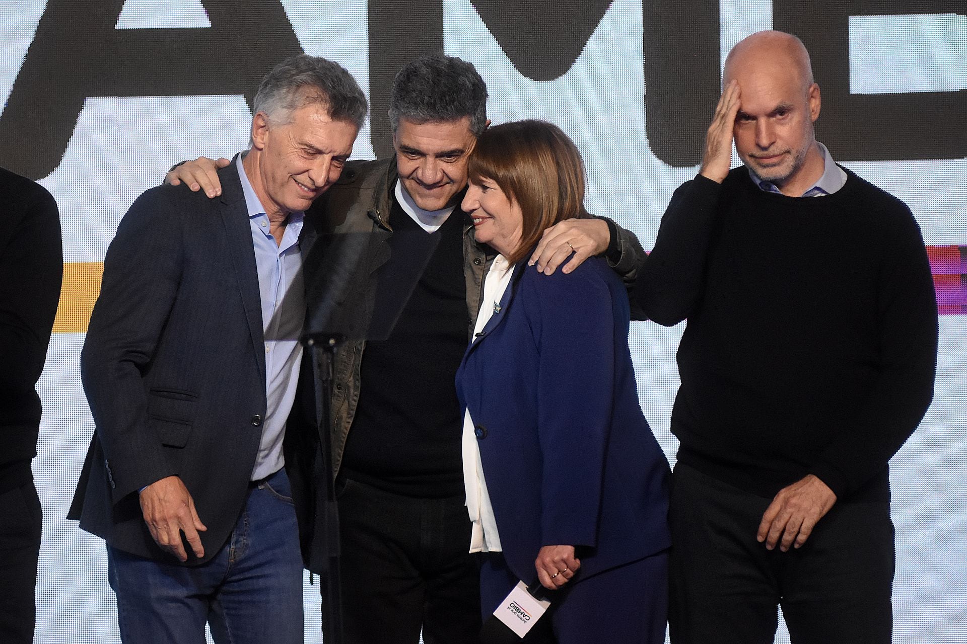 Patricia Bullrich, Mauricio Macri y Jorge Macri se abrazan en el búnker de Juntos por el Cambio (Foto: Nicolas Stulberg)