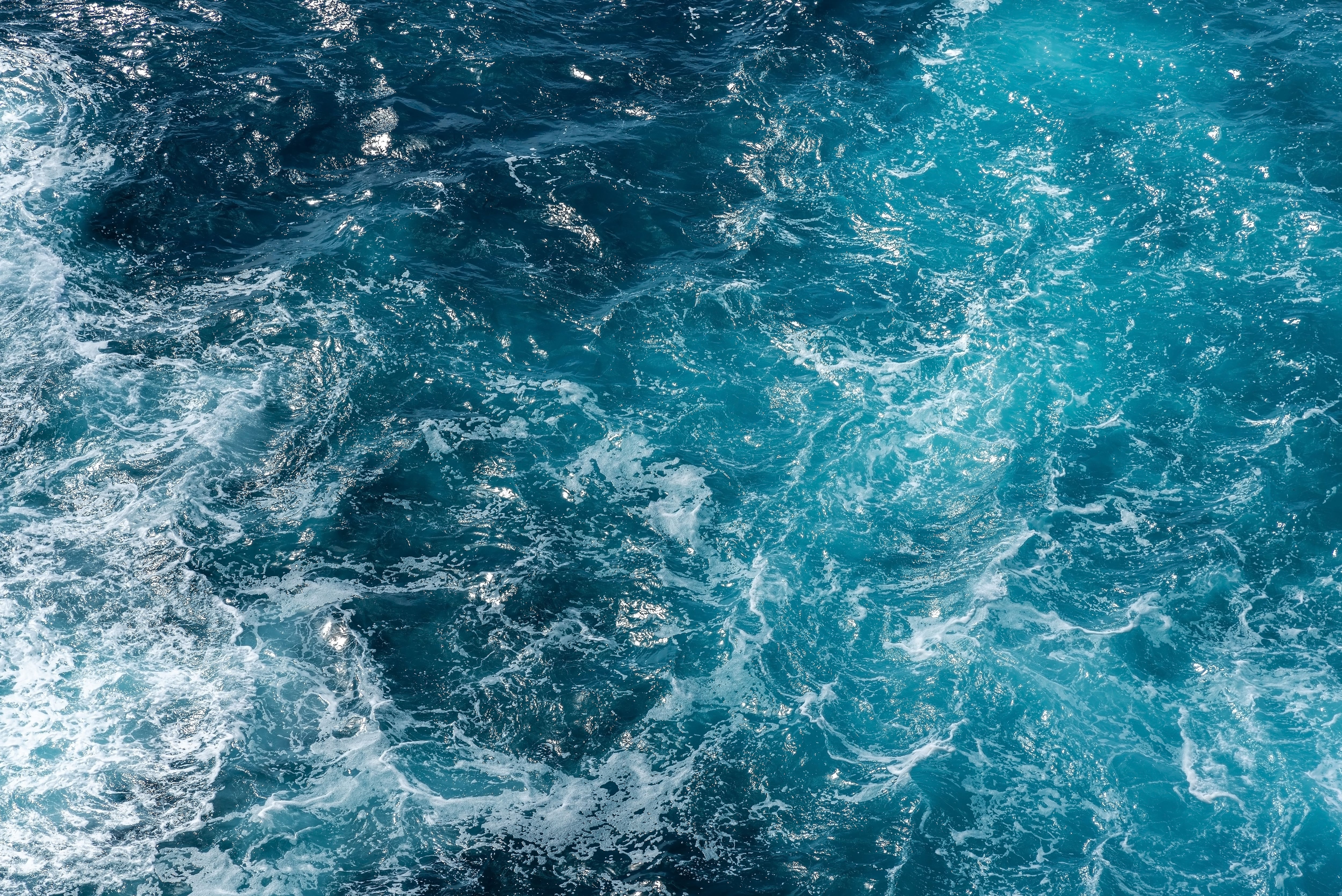 Cuando aumenta la temperatura del planeta se modifica las circulaciones oceánicas superficiales, provocando que sean más rápidas y delgadas
(Getty Images)