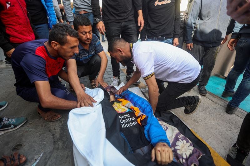 Dolientes miran el cuerpo del palestino Issam Abu Taha, trabajador de la Cocina Central Mundial (WCK), muerto en un ataque aéreo israelí junto a otros trabajadores. 2 de abril de 2024 (REUTERS/Ahmed Zakot)