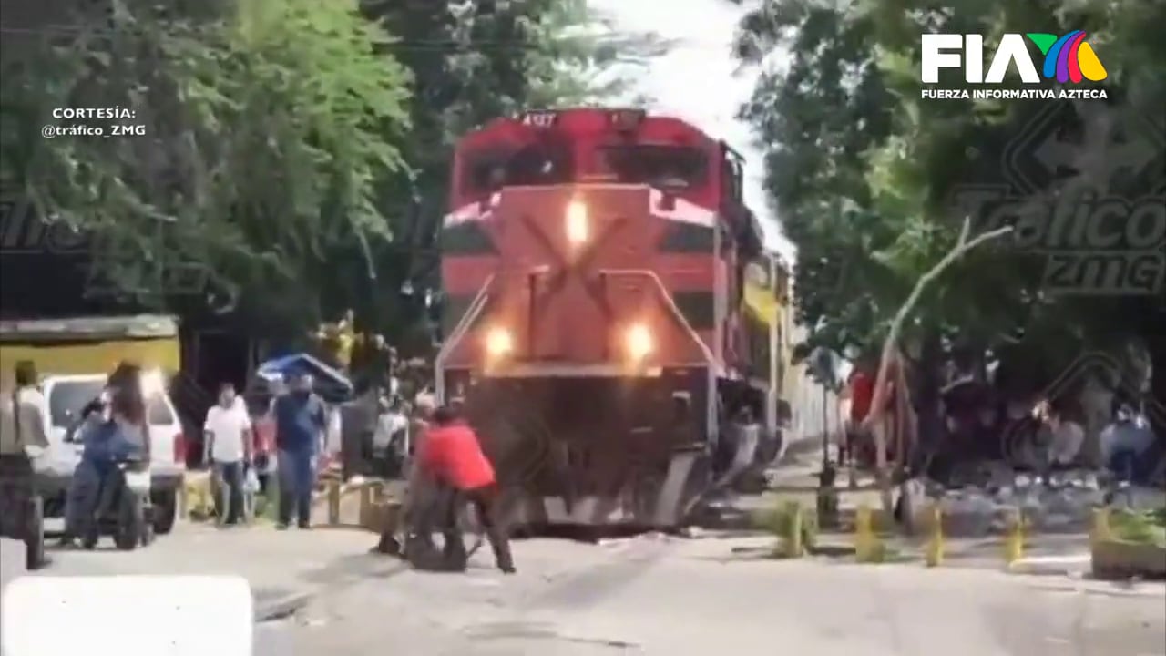 ¡imprudencia Hombre En Silla De Ruedas Casi Es Arrollado Por Ferrocarril Al Querer Ganarle El 3520