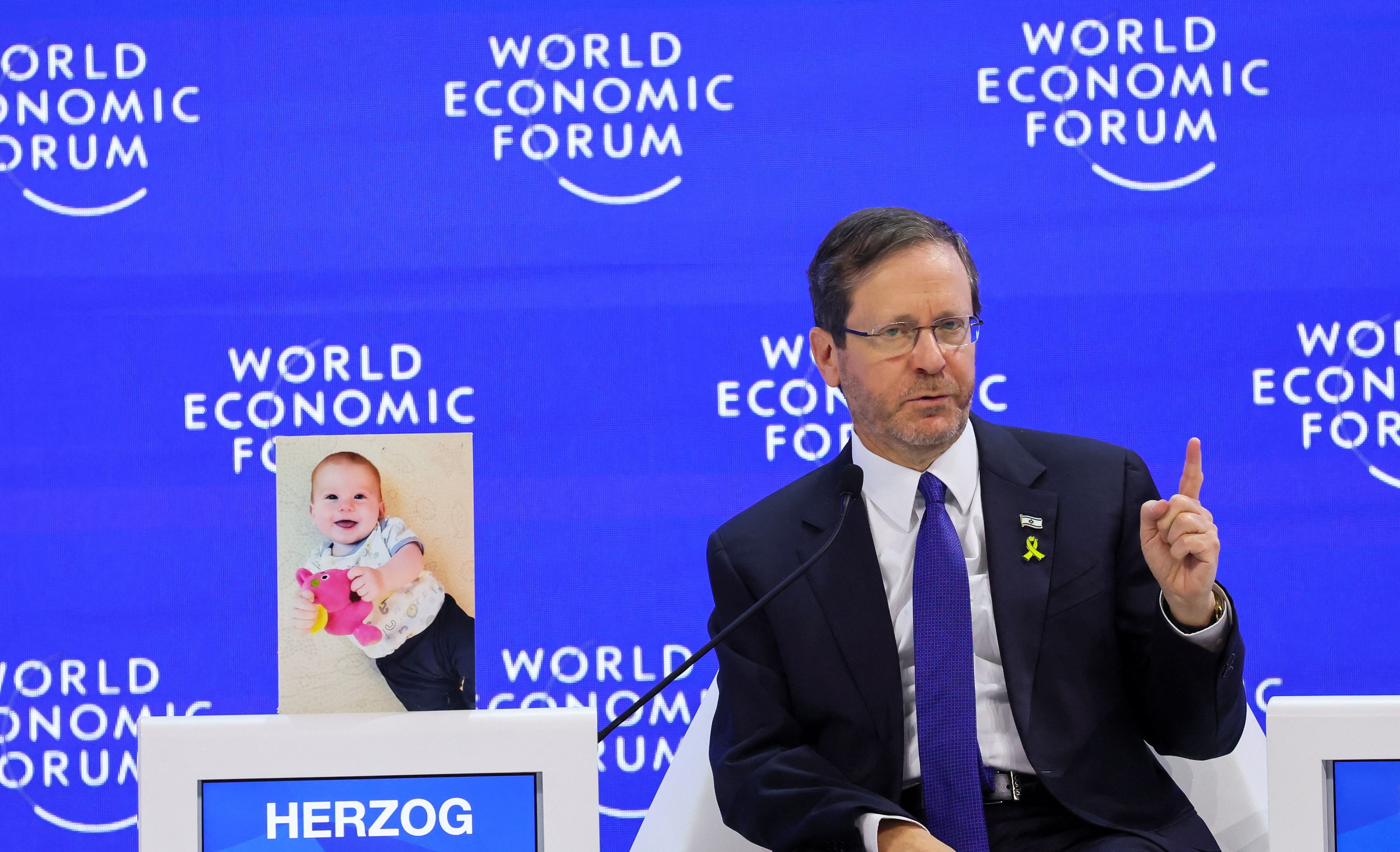 El presidente israelí Isaac Herzog durante su exposición en el Foro de Davos. Herzog mostró la foto de Kfir Bibas, secuestrado por el grupo terrorista Hamas, para exigir la libertad de los rehenes cautivos en Gaza