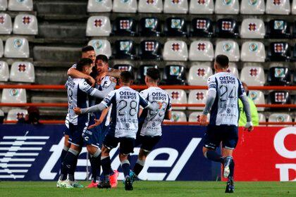 Roberto de la Rosa de Pachuca festeja su gol, durante el encuentro entre Tuzos del Pachuca vs Tigres de la UANL, (Foto: David Martínez Pelcastre/EFE) 