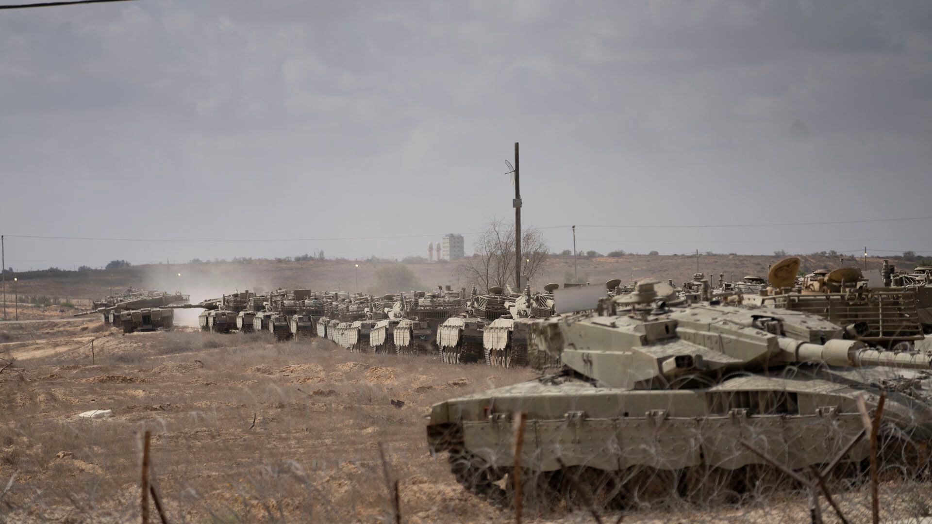 Las Fuerzas de Defensa de Israel desplegaron cientos de tanques a escasos kilómetros de la frontera con Gaza antes de avanzar contra Hamas