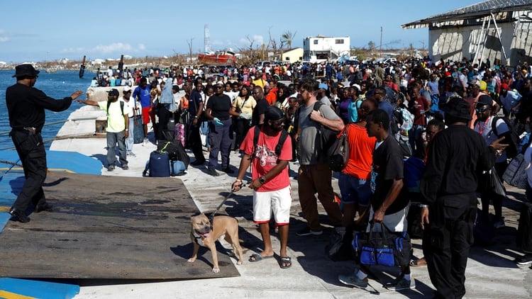 Gente subiéndose a un ferry en Puerto de Marsh, Bahams luego de que el huracán Dorian llegara a las Islas Abaco (REUTERS/Marco Bello).