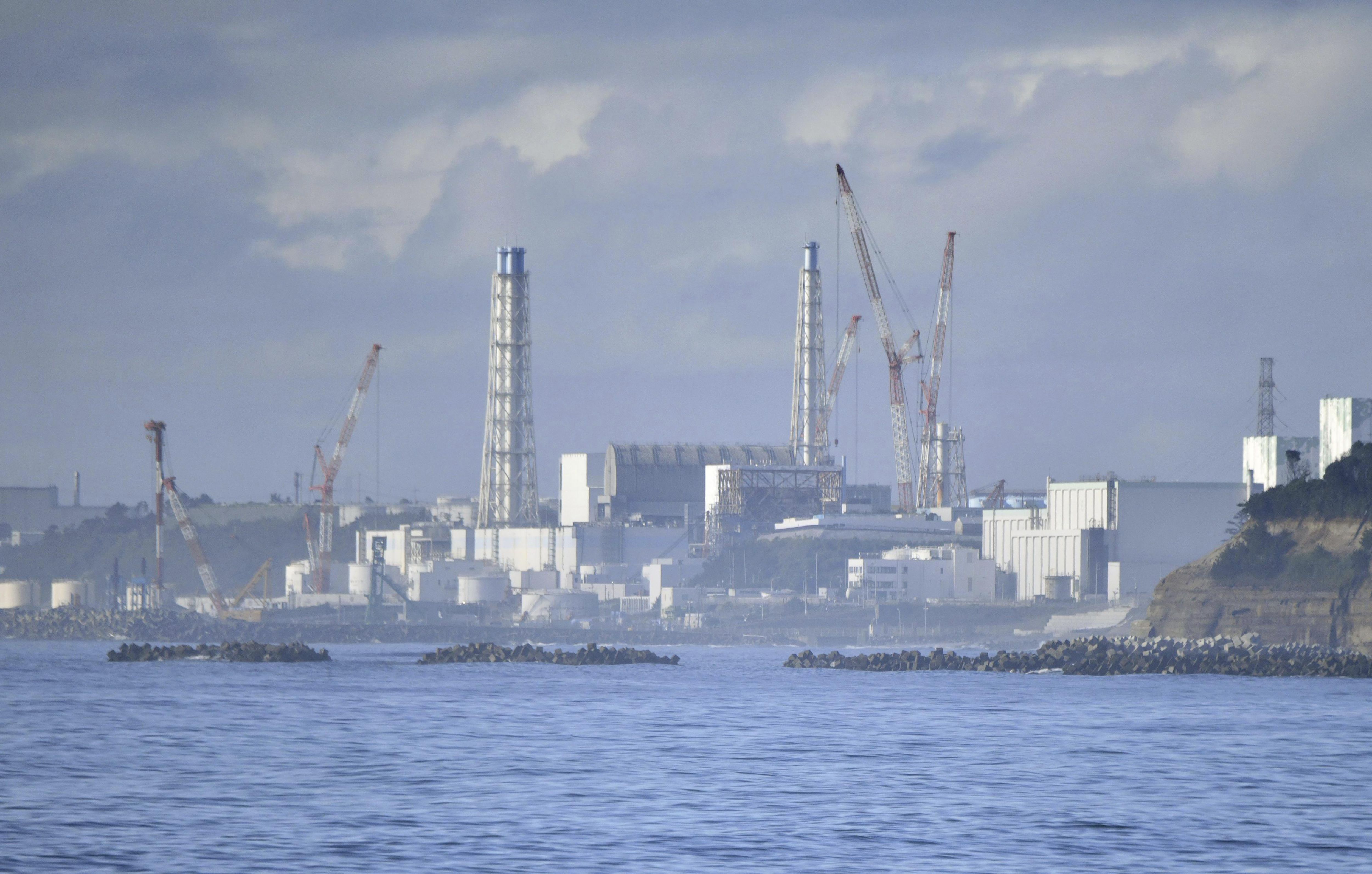 La nucleoeléctrica Daiichi puede apreciarse en esta fotografía del martes 22 de agosto de 2023 captada desde Namie, prefectura de Fukushima, Japón. (Kyodo News vía AP)