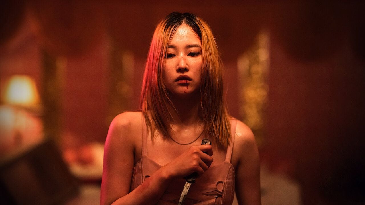 Jeon Jong-seo (La llamada) se convierte en una mujer con sed de venganza. (Netflix)