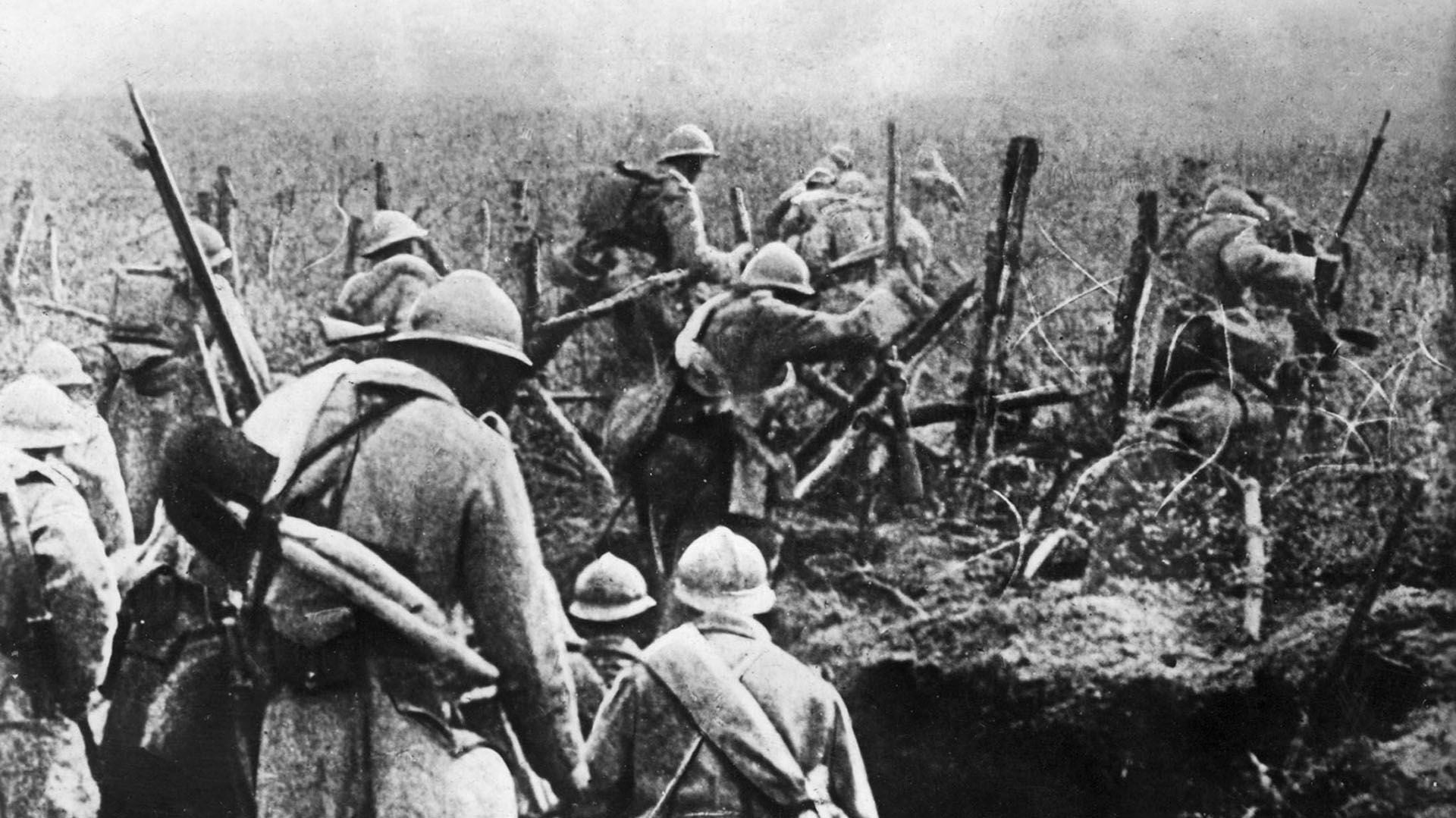 Foto tomada en 1916 muestra a los soldados franceses moviéndose en ataque desde su trinchera durante la batalla de Verdún, en el este de Francia, durante la primera guerra mundial (AFP / David COURBET)