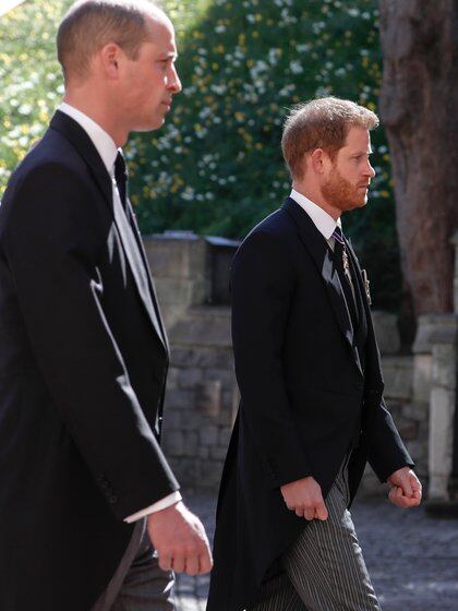 Después del servicio fúnebre, las cámaras de televisión captaron al príncipe William y al príncipe Harry hablando (AP)